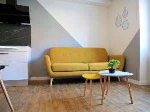欧里亚克Appartement moderne entièrement rénové的客厅配有黄色的沙发和桌子