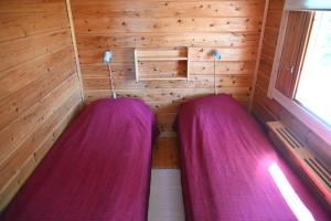 穆奥尼奥Tunturilapin Tuvat的小屋内带两张床的小房间