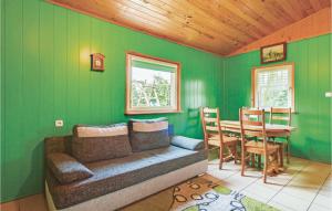 Mścice1 Bedroom Gorgeous Home In Mscice的客厅设有绿色的墙壁、一张沙发和一张桌子