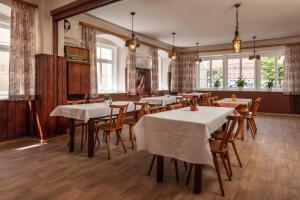 瓦尔德明兴Hotel Garni zum Schwan的用餐室设有桌椅和窗户。