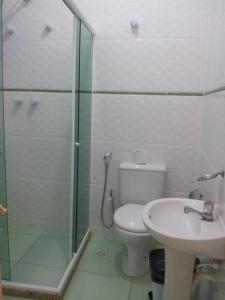 阿拉亚尔-杜卡布Pousada Caravela的带淋浴、卫生间和盥洗盆的浴室