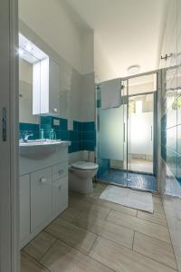 米兰CityLife, Fiera City, MiCo & San Siro Apartment的一间带水槽、卫生间和淋浴的浴室