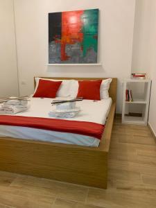 博洛尼亚Bologna Suite Centre City的一间卧室配有一张壁画床