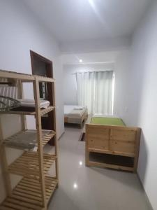 PombasLuz d'Sol - Residencial Familiar的客房设有两张双层床和一张床。