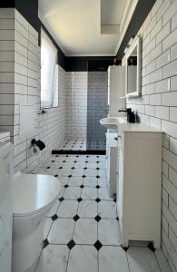 索佐波尔Fos and Flame的白色的浴室设有水槽和卫生间。