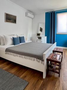 索佐波尔Fos and Flame的卧室配有白色大床和蓝色的墙壁