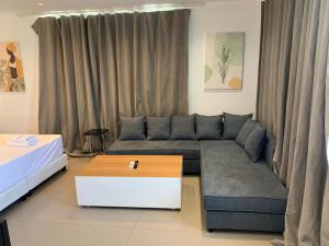 奥诺斯Majestic Mykonos的带沙发和咖啡桌的客厅