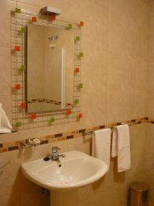奥维罗A Feira Posada的浴室配有盥洗盆、镜子和毛巾