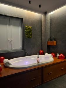 那不勒斯ORLANDO relais的浴室配有大浴缸及水槽