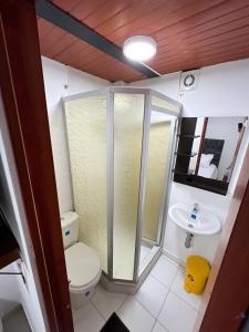 波哥大Hostal Casa del Café的带淋浴、卫生间和盥洗盆的浴室
