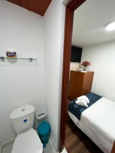 波哥大Hostal Casa del Café的一间小卧室,配有一张床和一个卫生间