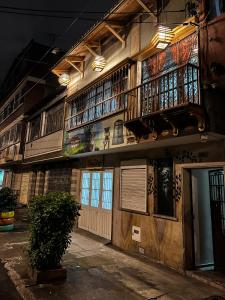 波哥大Hostal Casa del Café的一侧带阳台的建筑