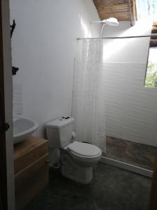菲兰迪亚Alojamiento rural finca la bendición的白色的浴室设有卫生间和淋浴。