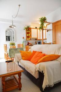 伊斯兰蒂拉勒亚度假屋的一间卧室配有带橙色枕头的床