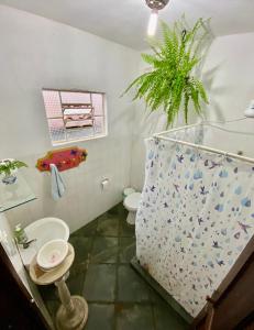 帕拉蒂Hostel Dona Generoza的一间带卫生间和植物的浴室