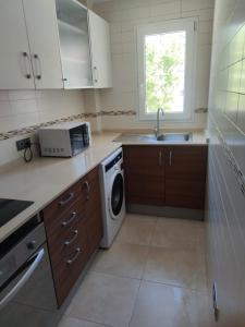 拉努西亚Casa Primi的厨房配有水槽和洗衣机