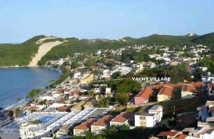 纳塔尔Yacht Village Natal Prime的水体旁城镇的景色