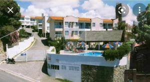 纳塔尔Yacht Village Natal Prime的享有带游泳池的度假村的正面景致