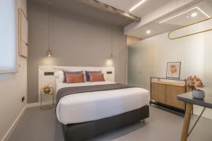 毕尔巴鄂Bilbao Centric Apartments的一间卧室配有一张大床和一张书桌