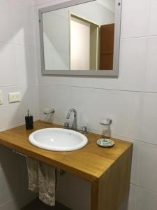 卢汉Real .Departamento的浴室设有白色水槽和镜子