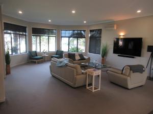 陶朗加Palm Paradise的带沙发和平面电视的客厅