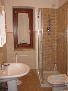 StronconeLa Casetta Arancione appartamento的带淋浴、盥洗盆和卫生间的浴室
