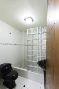 利马帕达玛酒店的一间带卫生间和浴缸的浴室
