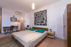 布雷拉Apartments by the sea Brela, Makarska - 16950的一间卧室配有一张床和一张书桌