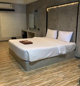 班杜阁楼@查瑞度假村的卧室配有一张带白色床单和枕头的大床。