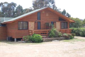 埃尔基斯科Cabañas Barrachina, Punta de Tralca的大型小木屋,设有田野门廊