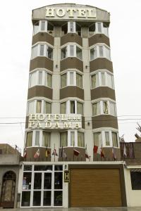 利马帕达玛酒店的一座酒店大楼,上面有标志