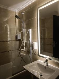 开罗Sheraton ocean 603 - Private apartments的一间带水槽和镜子的浴室