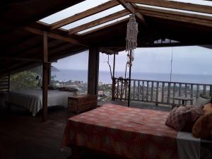 洛佩斯港Maremonti Vacation Rental的一间卧室配有一张床,享有海景