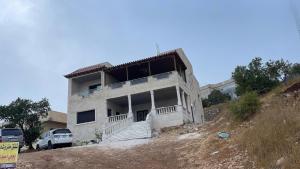 阿杰隆Furnished house بيت مفروش ابو فارس的山顶上的房子