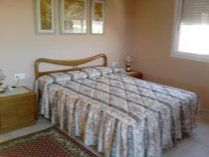 埃勒凡达尔El Vendrell montaña y playa的一间卧室配有一张床铺,床上有毯子
