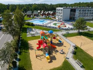 普斯科沃Domki drewniane Zem-Tourist的享有带水上公园的游乐场的空中景致