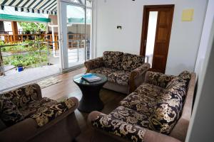拉斯杜棕榈树旅馆的客厅配有两张沙发和一张桌子
