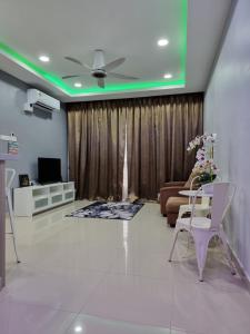 普特拉贾亚3R2B Entire Apartment Air-Conditioned by WNZ Home Putrajaya for Islamic Guests Only的客厅配有吊扇和沙发。