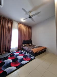 普特拉贾亚3R2B Entire Apartment Air-Conditioned by WNZ Home Putrajaya for Islamic Guests Only的一间卧室配有一张床和吊扇