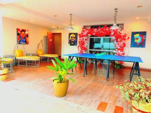 大雅台Tagaytay Hotel SixB的配有桌椅和植物的房间