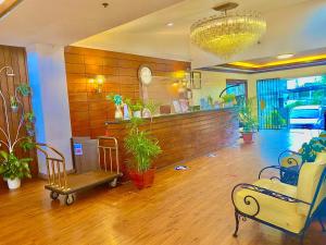 大雅台Tagaytay Hotel SixB的大堂设有椅子和植物等候区