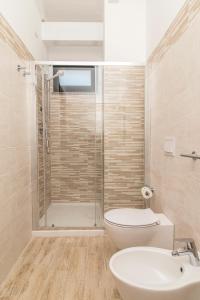 梵蒂冈角维拉吉奥皮内塔佩托比安科酒店的带淋浴、卫生间和盥洗盆的浴室