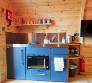 科伊彻奇Bryn Glamping的厨房配有蓝色烤箱和水槽