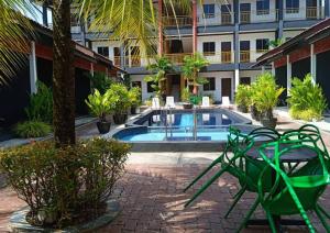 珍南海滩安贞别墅酒店的一座带游泳池的庭院