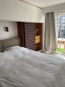 布兰肯贝赫Madame Mouette的卧室配有白色的床和窗户。