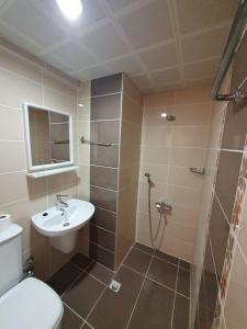 库萨达斯瑟根特酒店的浴室配有卫生间、盥洗盆和淋浴。