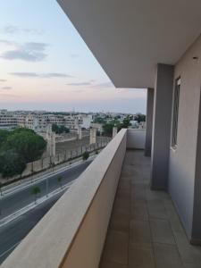 莱切MYHome Lecce - SalentoSouthApulia的阳台设有长凳,享有城市美景。