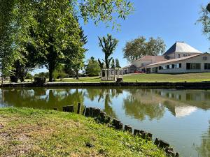 鲁雷特Domaine de Roullet的房屋前的房屋和池塘