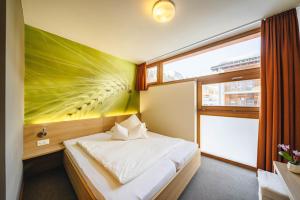 萨姆瑙恩斯玛特酒店的一间卧室配有一张壁画床
