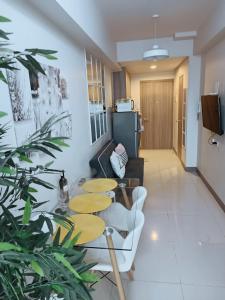 马尼拉SMDC Coast Residences near PICC World Trade Center MOA的客厅配有桌子和沙发